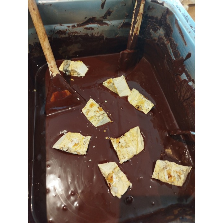 Nougat trempé dans du chocolat