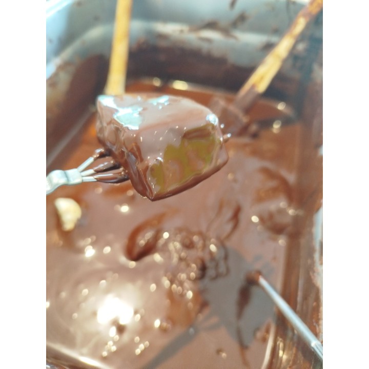 Nougat trempé dans du chocolat