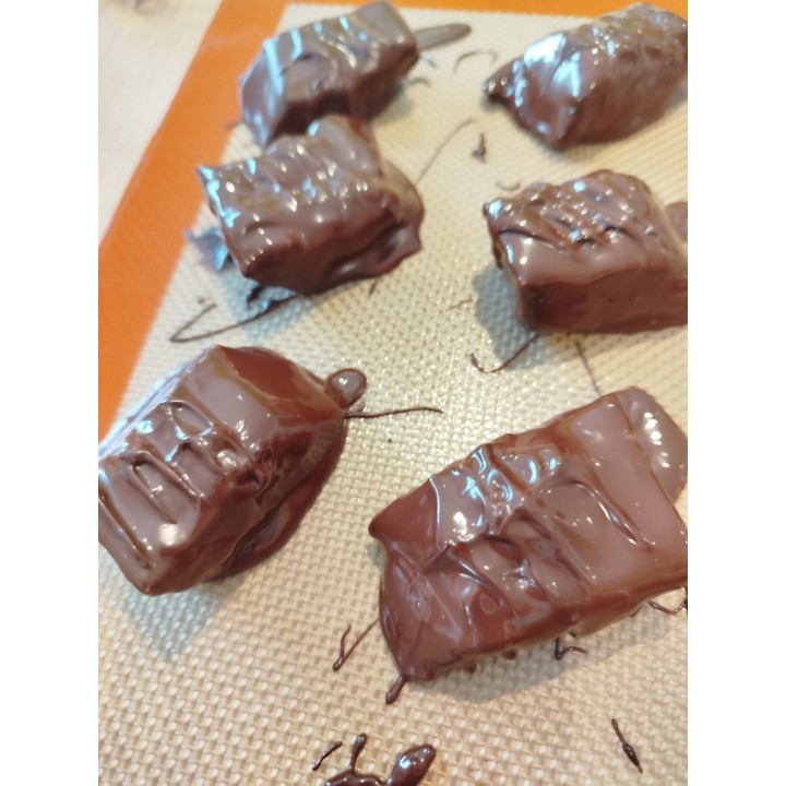Nougat trempé dans du chocolat